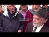 Shëtitorja e Sarandës/Qytetarët protestë, i moshuari shtrihet para kamionit: Mos prekni plazhin!