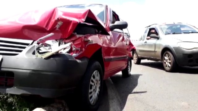 Três veículos se envolvem em colisão no Trevo Cataratas