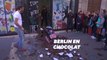 Ces parisiens ont pu repartir avec un morceau du mur de Berlin... en chocolat