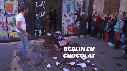 Ces parisiens ont pu repartir avec un morceau du mur de Berlin... en chocolat