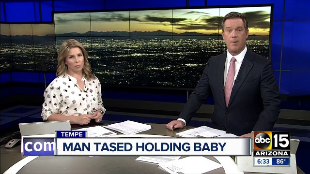 Les images effrayantes d'un américain cible de plusieurs coups de Taser de la part de la police alors qu'il a son enfant de un an dans les bras