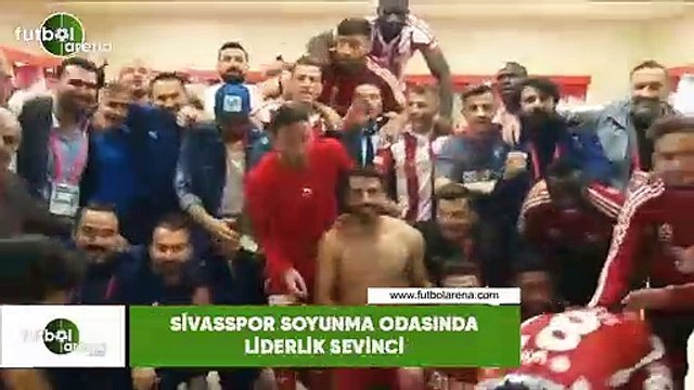 Sivasspor soyunma odasında liderlik sevinci