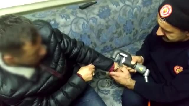 Şaka amaçlı takılan kelepçeyi itfaiye çıkardı