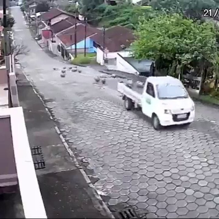 Ce camion perd tout son chargement de bière en montant une pente !