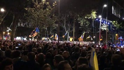 Sona 'Els Segadors' a la plaça de la Universitat
