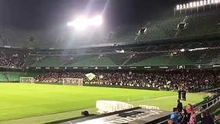 La afición del Betis canta contra Joaquín Caparrós