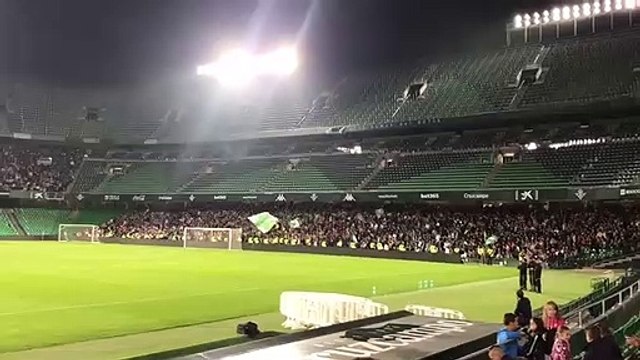 La afición del Betis canta contra Joaquín Caparrós