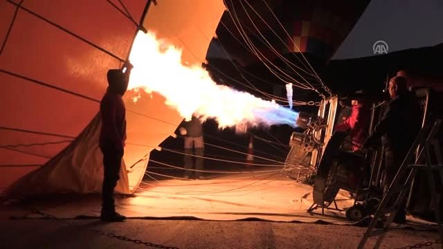 Kapadokya'da balonlar Atatürk afişleri ve bayraklarla uçtu