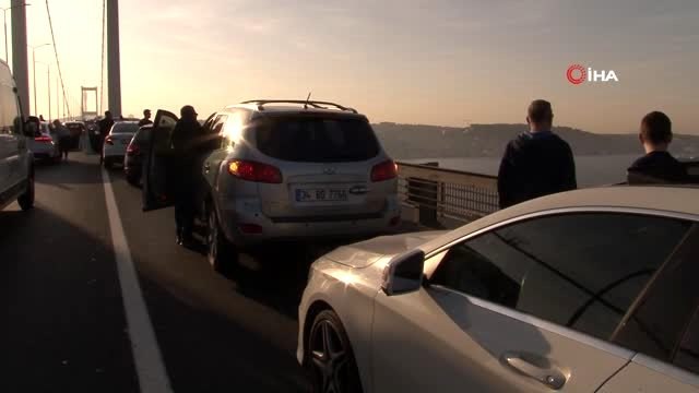 15 Temmuz Şehitler Köprüsü'nde Ata'ya saygı duruşu
