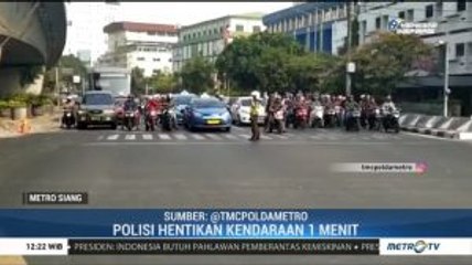Polisi Hentikan Kendaraan Satu Menit, Ajak Pengendara Mengheningkan Cipta
