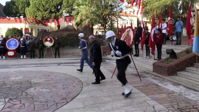 Büyük Önder Atatürk'ü anıyoruz - Elinde Türk bayrağı ile anma törenine katılan yaşlı kadın - AYDIN