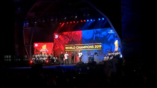 Cervera se entrega a la celebración de los hermanos Márquez