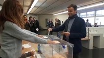 Jaume Asens (ECP, comuns) vota en Barcelona