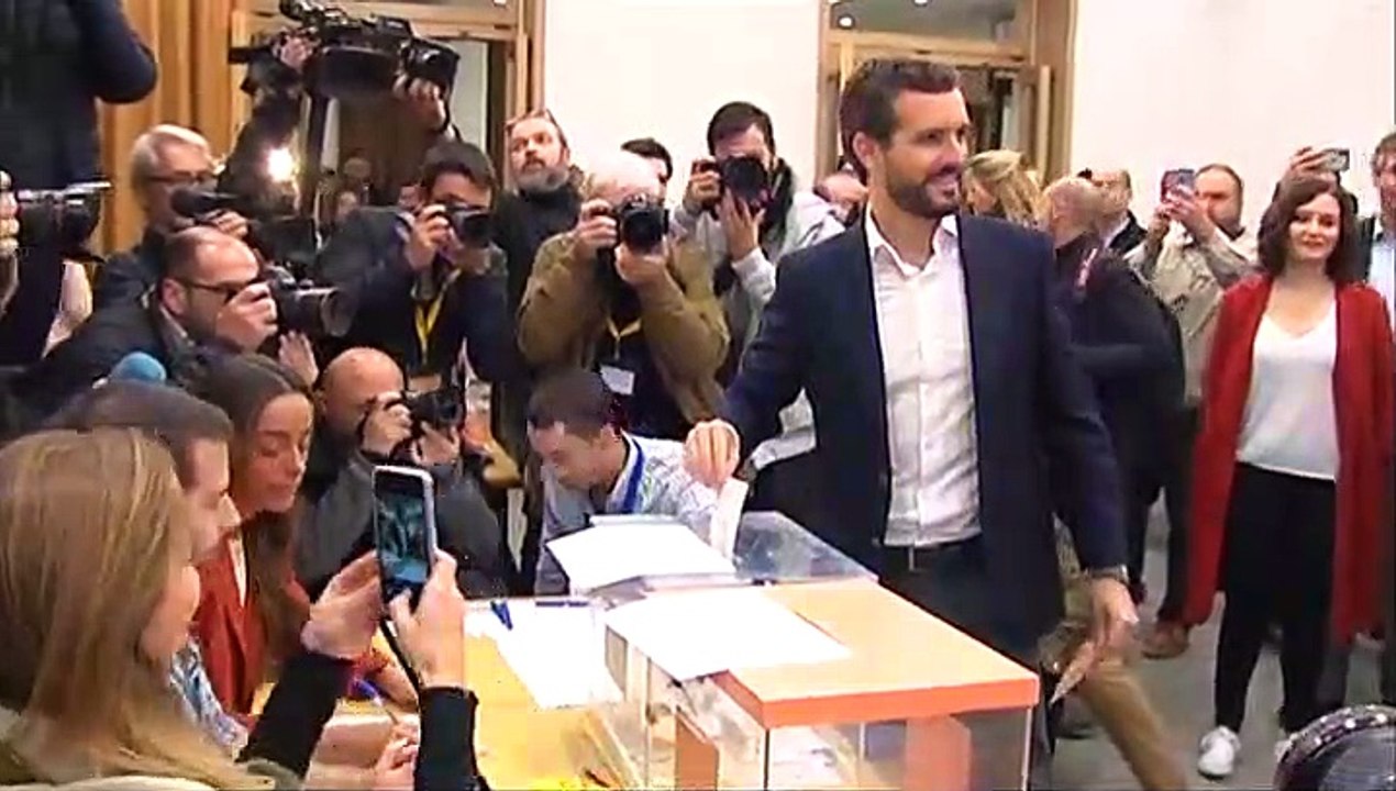 Casado pide a los ciudadanos acudir a votar "masivamente" para "desbloquear la situación"