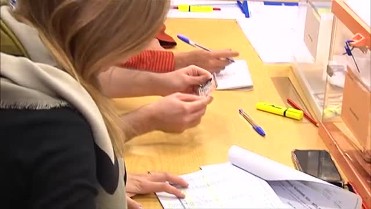 Casado pide a los ciudadanos acudir a votar "masivamente" para "desbloquear la situación"