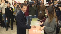 Errejón deposita su voto en su colegio electoral