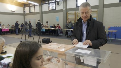 El lehendakari, Iñigo Urkullu, vota en Durango
