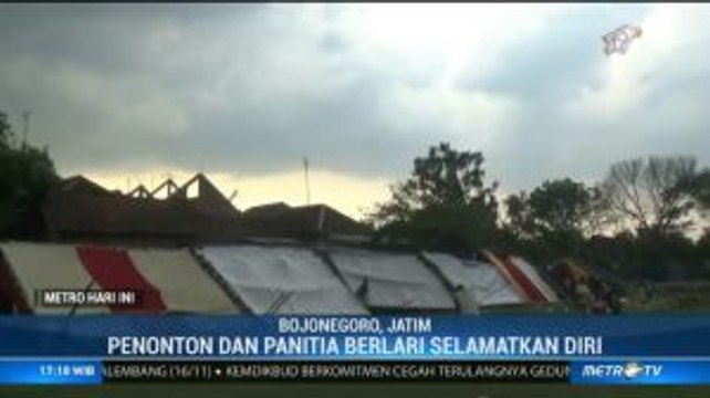 Panggung Hiburan Luluh Lantak Diterjang Angin Kencang