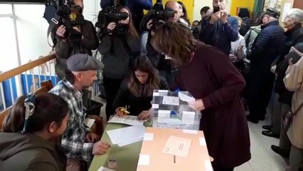 Descargar video: Mireia Vehí (CUP) vota en Barcelona