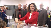 Montero ejerce su derecho al voto en Sevilla