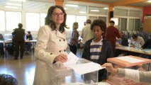 Mónica Oltra vota en el CEIP Eres Altes de Riba-roja (Valencia)