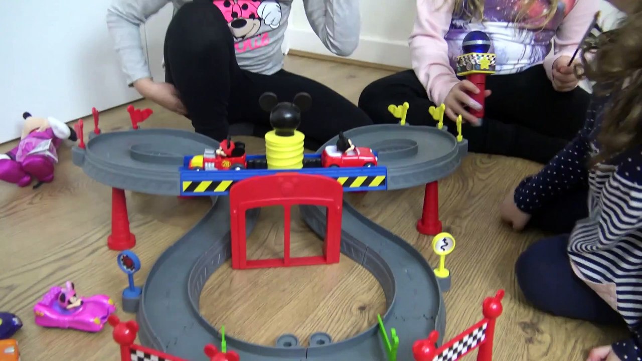 Mickey e sua Pista  de corrida com Sophia, Isabella e  Alice