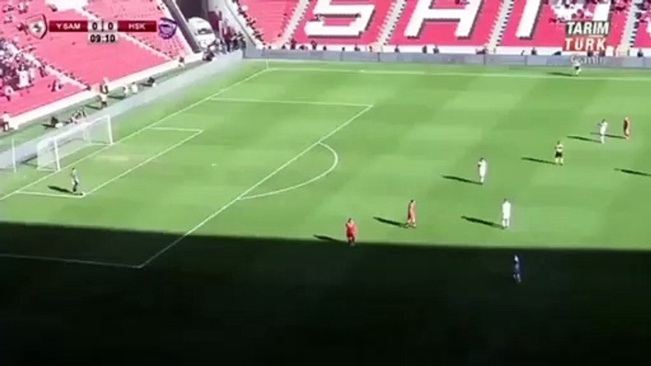 Samsun’da futbolcular maç oynanırken saygı duruşunda bulundu