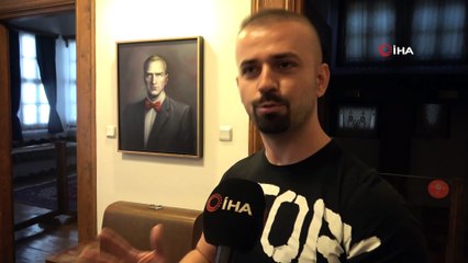 Hayalindeki Atatürk'ü tuvale yansıttı
