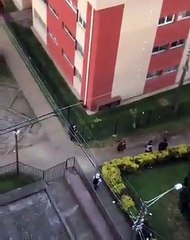 5 motards chassent un homme sur le parking