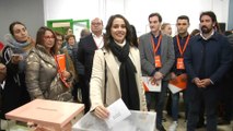 Arrimadas vota en barcelona junto a su marido Xavier Cima