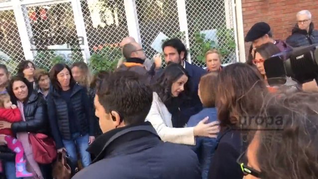 Inés Arrimadas (Cs) increpada al votar en Barcelona mientras otros votantes la saludan