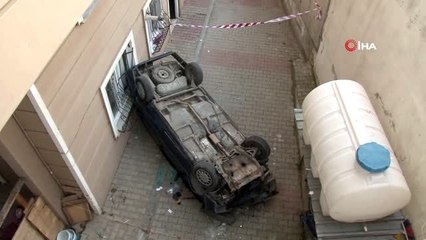 Otomobil 6 metre yükseklikten binanın bahçesine düştü