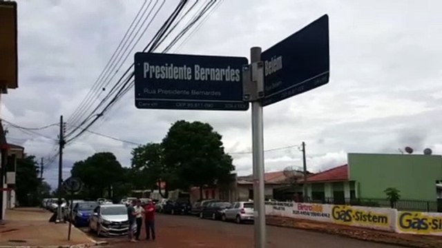 Carros batem em cruzamento na região do Bairro Cancelli