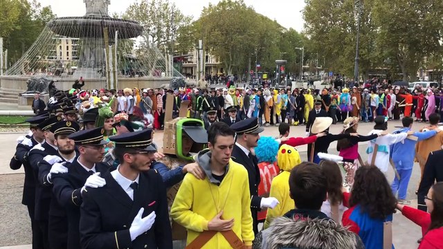 Aix : 300 élèves ingénieurs mettent de l'ambiance sur le cours Mirabeau