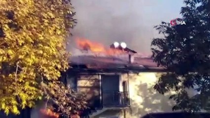 Lojmanın çatısı alevlere teslim oldu