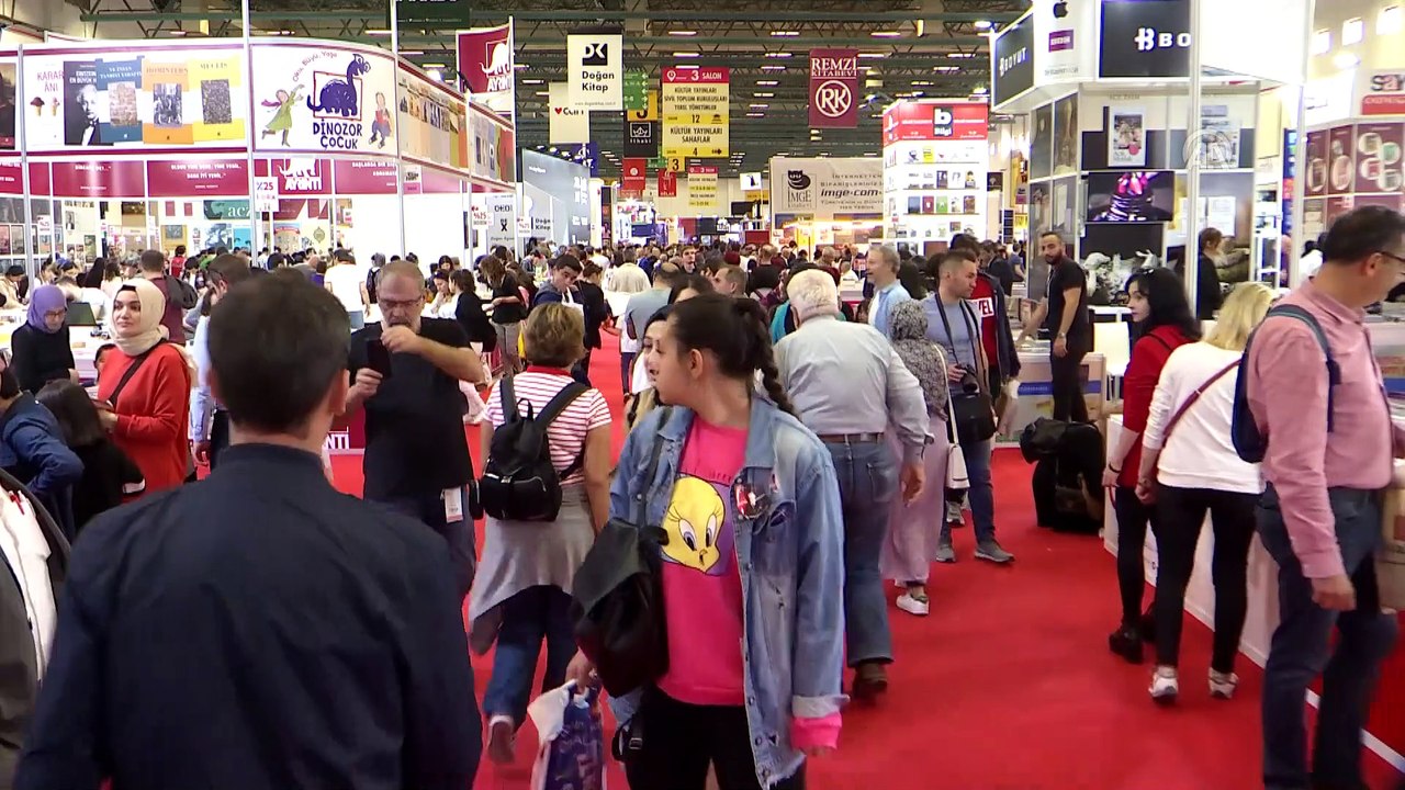 Ünlü yazarlar 38. Uluslararası İstanbul Kitap Fuarı'nda kitaplarını imzaladı - İSTANBUL