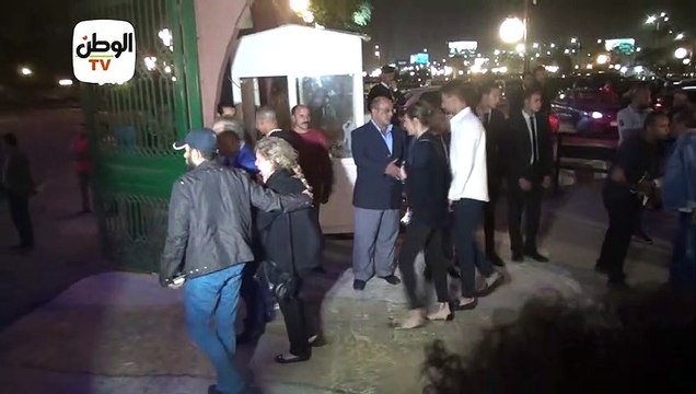 مشاهد من عزاء هيثم زكي.. شقيقه يبكي وحسني يحرج معجب ونجوم الفن ينهارون
