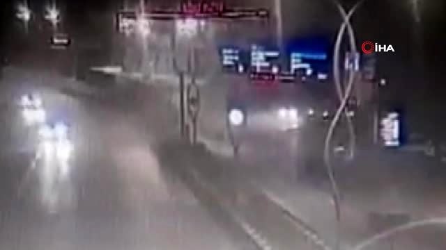 3 kişinin ölüp 7 kişinin yaralandığı kaza anı kamerada