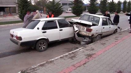 Park halindeki otomobile çarpan araçtaki 3 kişi yaralandı