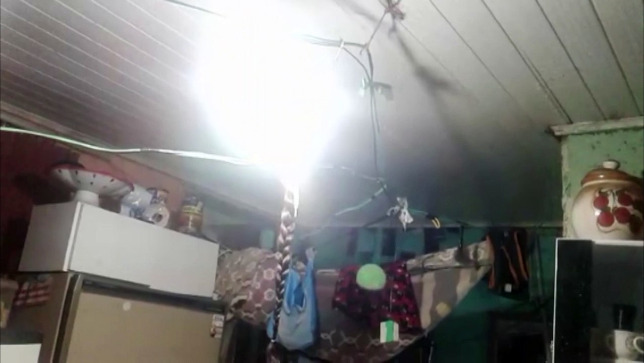 Telhas quebram e chuva invade casa, no Bairro Brasília