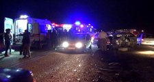 Yolcu minibüsü ile otomobil kafa kafaya çarpıştı: 1 ölü, 20 yaralı
