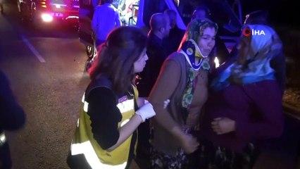 Aksaray'da 2 otomobilin kafa kafaya çarpıştığı trafik kazasında 9 kişi yaralandı