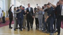 Iohannis gana primera vuelta y se disputará presidencia rumana con Dancila