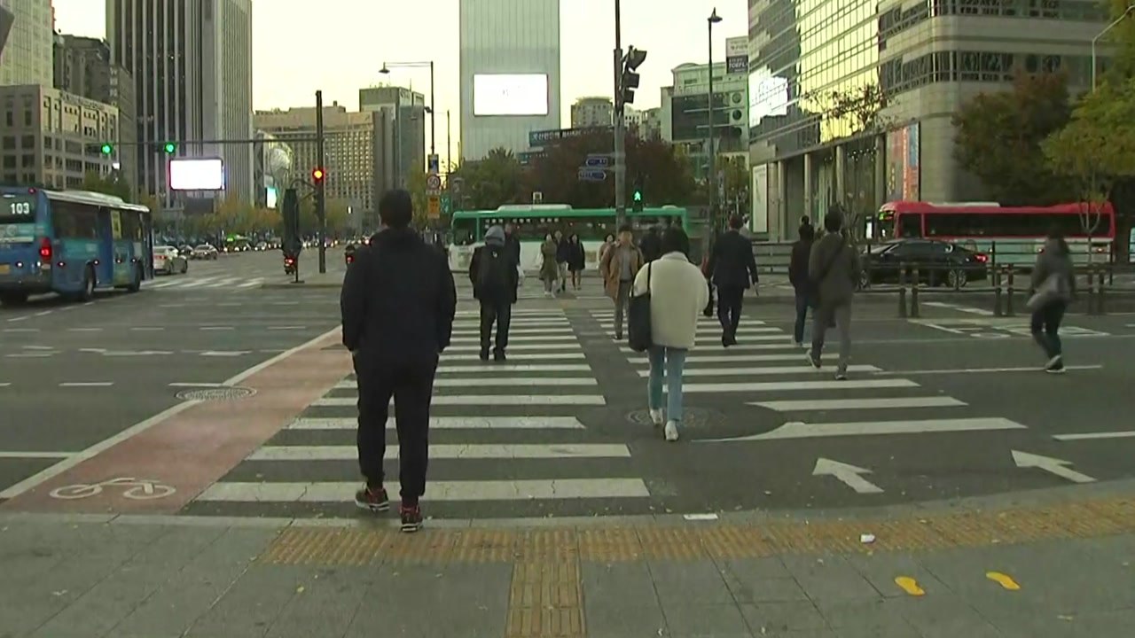 [날씨] 출근길 쌀쌀, 곳곳 비...낮부터 개고 공기 깨끗 / YTN