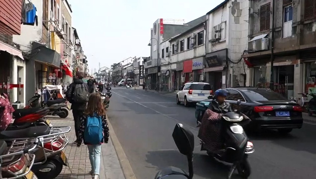 Rue commerçante à Suzhou (on dirait l'avenue des Frères Lumière)