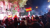 Cientos de simpatizantes del PSOE acuden a la sede del partido