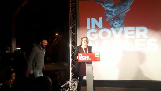 Mireia Vehí y Albert Botran (CUP) celebran su entrada en el Congreso