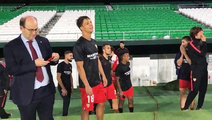 La afición del Sevilla corea los nombres de Lopetegui y Monchi