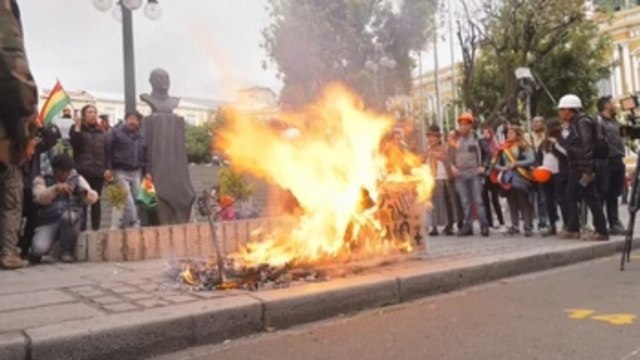 Miles de bolivianos celebran en La Paz la renuncia de Evo Morales