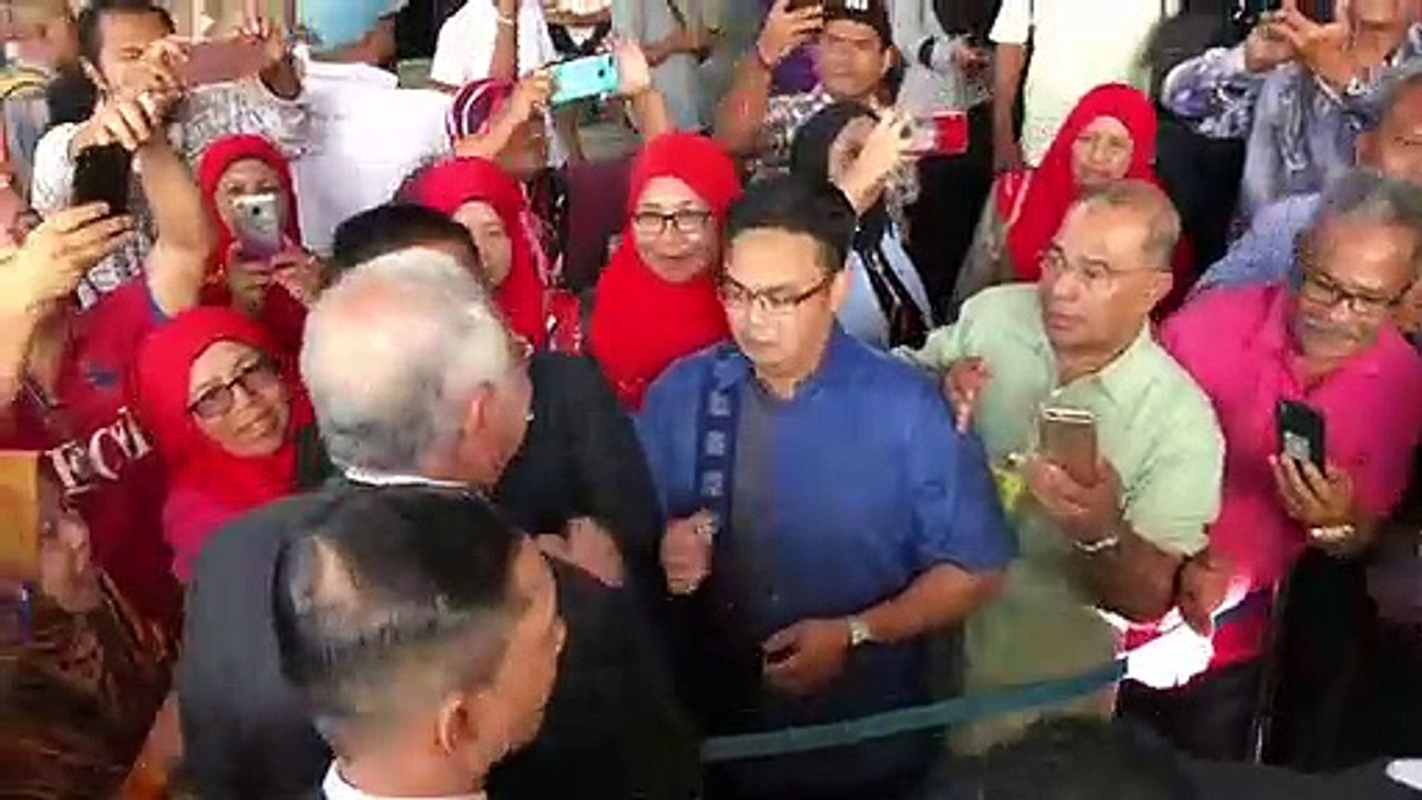 纳吉抵法庭Bossku呼声四起 支持者当场为他祈祷